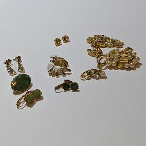 6 pair of vintage earrings, 2 brooches, 2 charms
